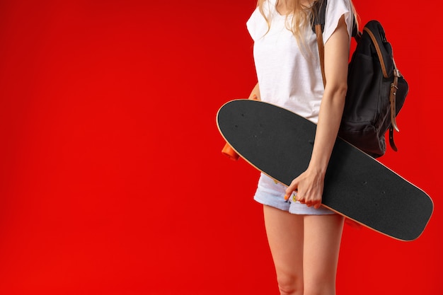 Irriconoscibile donna con skateboard.