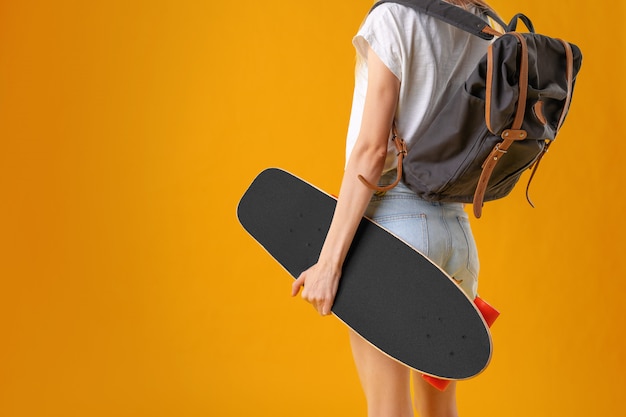 Irriconoscibile donna con skateboard