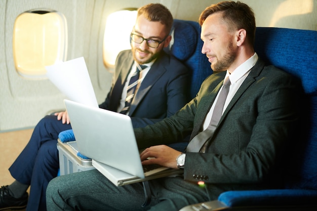 Irriconoscibile uomo d'affari in aereo