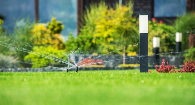 Irrigatore automatico per prato nel cortile di un giardino