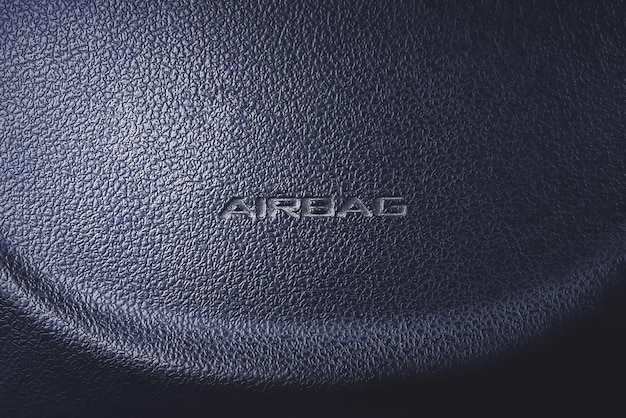 Iscrizione airbag sul volante dell'auto