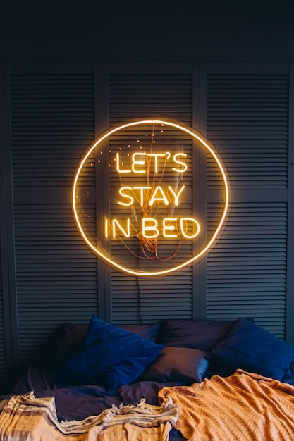Iscrizione al neon nella camera da letto sul muro