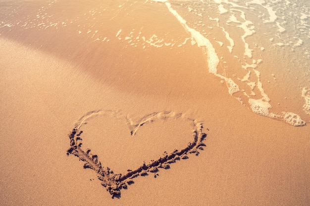 Iscrizione cuore sulla spiaggia sabbiosa tropicale