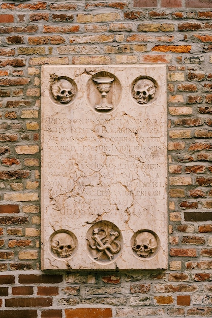 Iscrizione del cimitero sulla chiesa Monaco di Baviera Germania