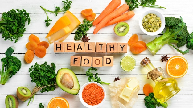 Iscrizione di cibo sano sulla foto Set di verdure, frutta e cibo Vista dall'alto Spazio libero per il testo