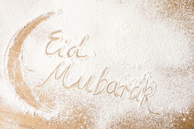 Iscrizione di Eid Mubarak sulla farina