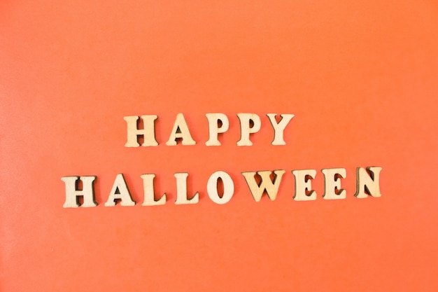 Iscrizione di Halloween felice su uno sfondo arancione.