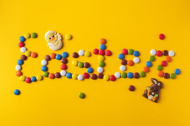 Iscrizione di Pasqua da caramelle colorate Vista dall'alto Sfondo festivo Lettere alimentari