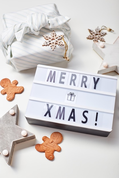 Iscrizione light box Merry Christmas gifts in stile furoshiki giapponese e biscotti di pan di zenzero