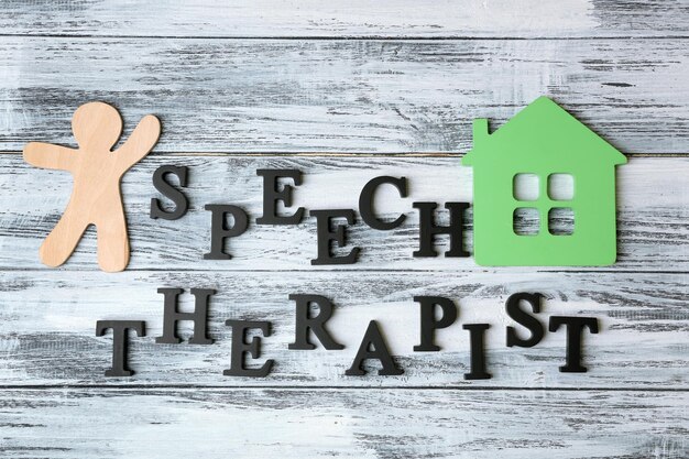 Iscrizione logopedista realizzato con lettere su fondo di legno