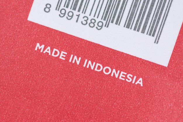 Iscrizione Made in Indonesia su confezione di carta