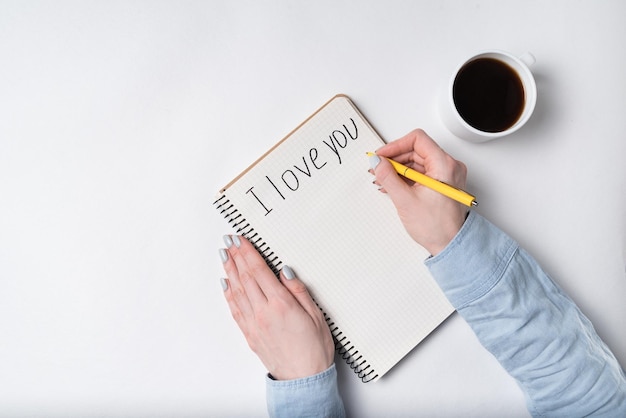 Iscrizione nel taccuino ti amo Scrittura a mano femminile nel blocco note Sfondo bianco scritto a mano