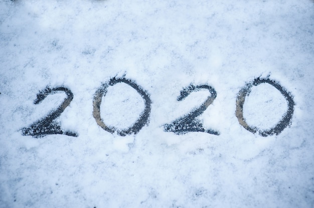 Iscrizione sulla neve 2020. Sfondo di vacanze di Natale