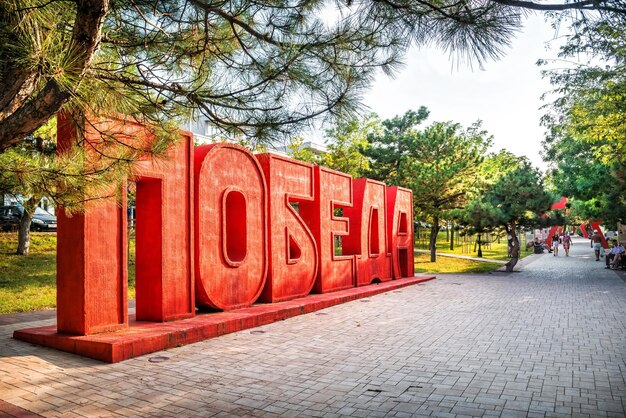 Iscrizione Vittoria e Viale degli Eroi Piazza del 75° Anniversario della Vittoria Territorio di Krasnodar Novorossijsk Didascalia Vittoria