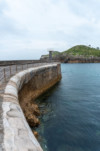 Isla San Nicolas dal porto marittimo del comune di Lekeitio, Golfo di Biscaglia nel Mar Cantabrico. Paesi Baschi