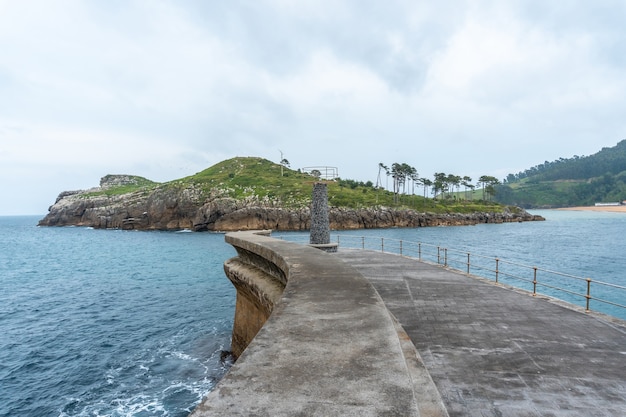 Isla San Nicolas dal porto marittimo del comune di Lekeitio, Golfo di Biscaglia nel Mar Cantabrico. Paesi Baschi