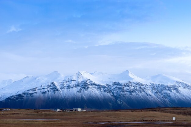 Islanda Hofn, Jan, 2017. Montagna islandese. Questa montagna si trovava vicino alla fine del massiccio ghiacciaio in Islanda. La montagna è coperta di neve.