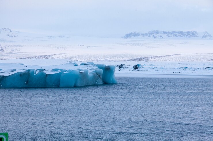 Islanda, iceberg galleggianti. Ghiaccio e cenere vulcanica. Laguna glaciale. Ghiaccio che si scioglie. Costa meridionale dell'Islanda. Laguna di Jokullsarlon