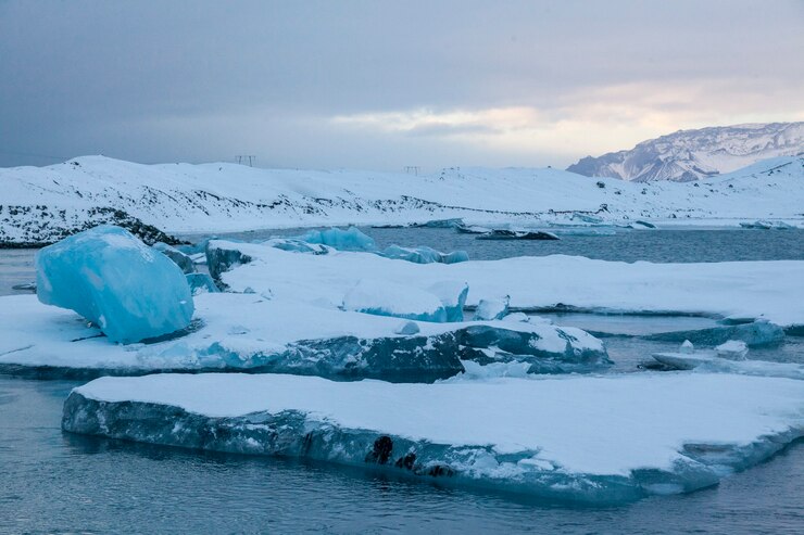 Islanda, iceberg galleggianti. Ghiaccio e cenere vulcanica. Laguna glaciale. Ghiaccio che si scioglie. Costa meridionale dell'Islanda. Laguna di Jokullsarlon