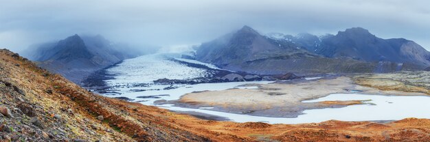 Islanda. Montagne rocciose e fiume tra di loro