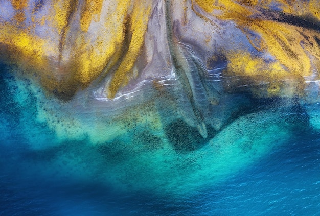 Islanda Vista aerea sulla costa Spiaggia e mare dall'aria Paesaggio marino estivo dal drone Immagine di viaggio