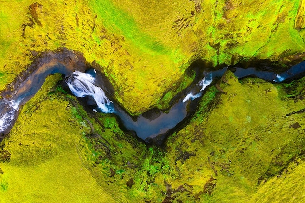 Islanda Vista sul fiume nel canyon dal drone Paesaggio in Islanda durante il giorno Paesaggio dall'aria Immagine di viaggio