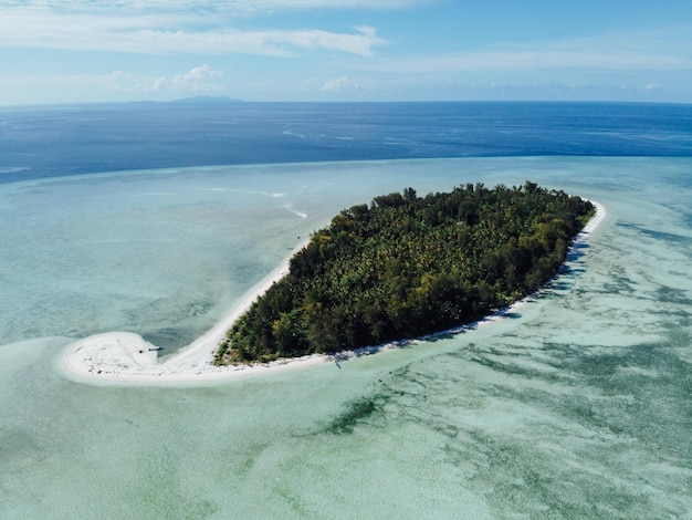 Isola a forma di Occhio di Ra a Maluku, Indonesia