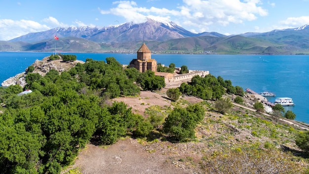 Isola Akdamar nel lago Van. La chiesa cattedrale armena della Santa Croce - Akdamar - Ahtamara - Turchia