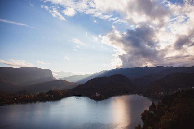 Isola del lago Bled nel lago all'alba in autunno o in inverno