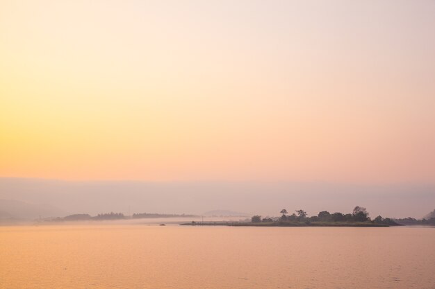 Isola del lago la mattina.