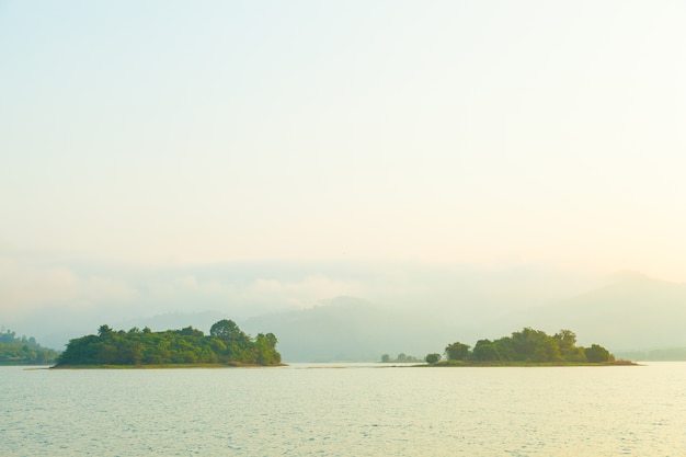 Isola del lago la mattina.