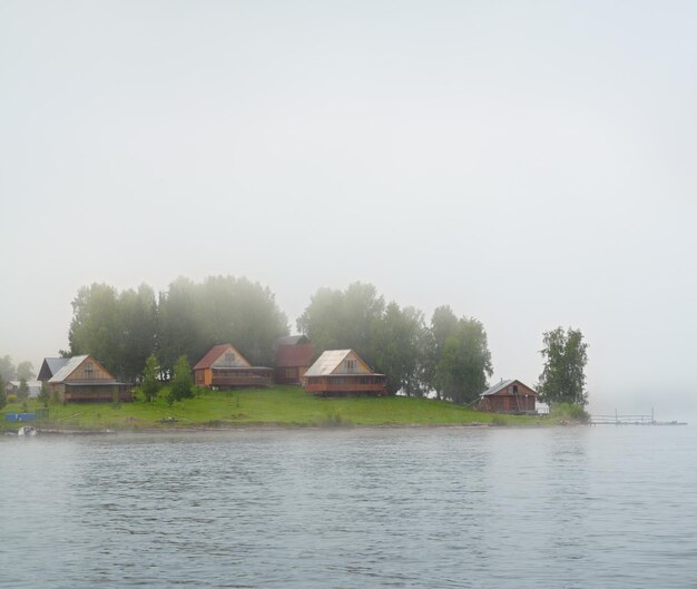 Isola del lago nella nebbia