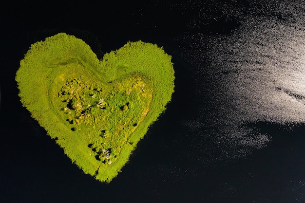 Isola dell'amore su un lago in Europa