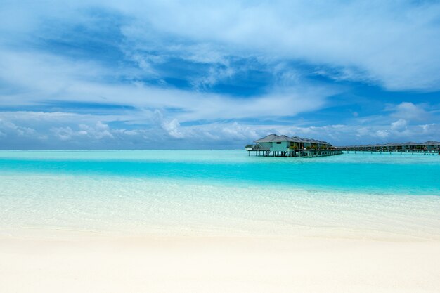 Isola delle Maldive con spiaggia di sabbia bianca e mare