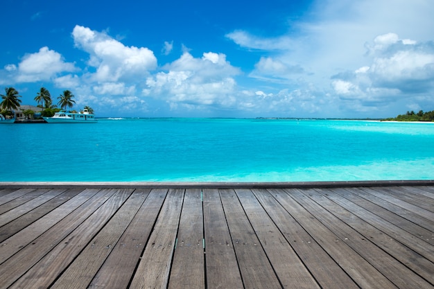 Isola delle Maldive con spiaggia di sabbia bianca e mare