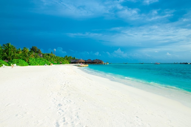 Isola delle Maldive con spiaggia