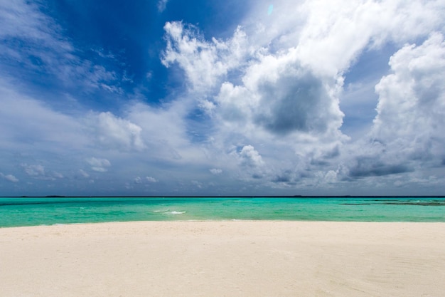 Isola delle Maldive con spiaggia
