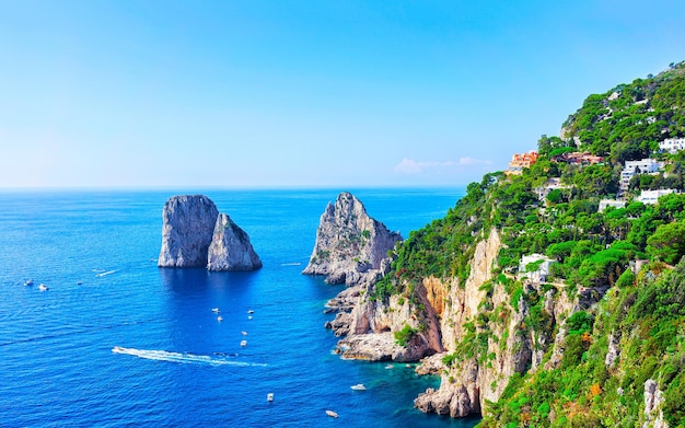 Isola di Capri con i Faraglioni d'Italia a Napoli. Paesaggio amalfitano e monte Solaro. Paesaggio con Mar Mediterraneo blu sulla costa italiana. Panorama di Anacapri in Europa. Vista in estate.