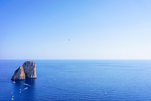 Isola di Capri e Faraglioni a Napoli in Italia. Paesaggio con Mar Mediterraneo blu sulla costa italiana. Panorama di Anacapri in Europa. Vista in estate. Splendido scenario amalfitano e monte Solaro