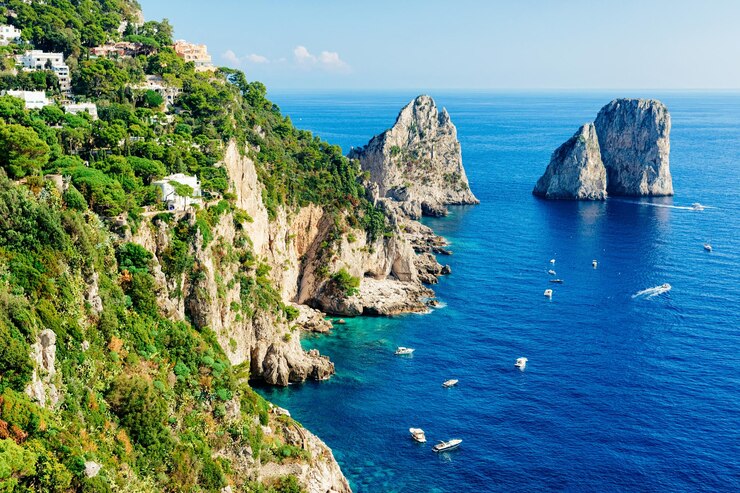 Isola di Capri e Faraglioni vicino a Napoli in Italia. Paesaggio con Mar Mediterraneo blu sulla costa italiana. Panorama di Anacapri in Europa. Vista in estate. Splendido scenario amalfitano e monte Solaro
