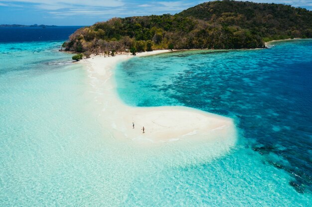 Isola di Ditaytayan nelle Filippine, provincia di coron. Ripresa aerea da drone di vacanze, viaggi e luoghi tropicali