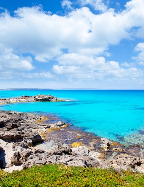 Isola di Formentera delle Baleari in spiaggia rocciosa di Escalo