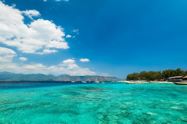 Isola di Gili gili meno bellissimo paesaggio tropicale della spiaggia con il drone a lombok bali indonesia