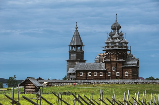 Isola di Kizhi Russia Antica architettura religiosa in legno Paesaggio estivo