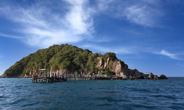 Isola di Koh Kham a Sattahip, famosi siti di immersione e attrazioni nella provincia di Chonburi in Thailandia.