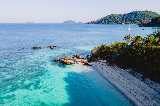 Isola di Koh Wai Thailandia Isola tropicale vicino a Koh Chang coppia di uomini e donne sulla spiaggia