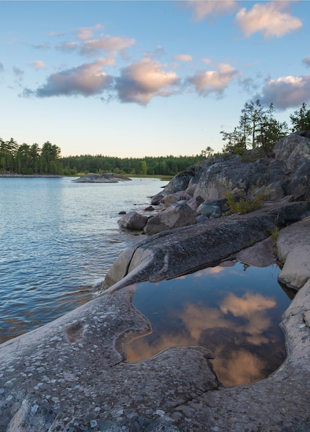 Isola di Koyonsaari sul lago Ladoga in Carelia Estate