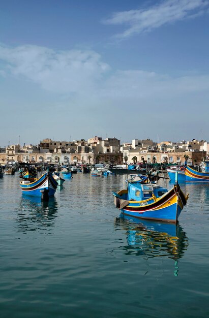 Isola di Malta, Marsaxlokk, vista sulla città e barche da pesca in legno nel porto