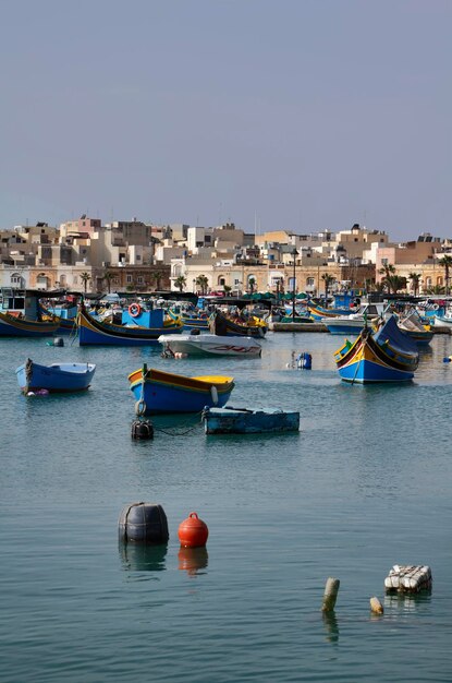 Isola di Malta, Marsaxlokk, vista sulla città e barche da pesca in legno nel porto