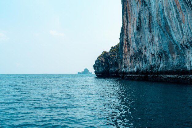 Isola di montagna rocciosa nel mare